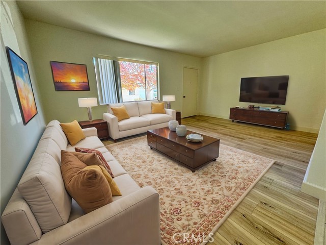 Detail Gallery Image 4 of 23 For 17518 Kingsbury St, Granada Hills,  CA 91344 - 3 Beds | 2 Baths