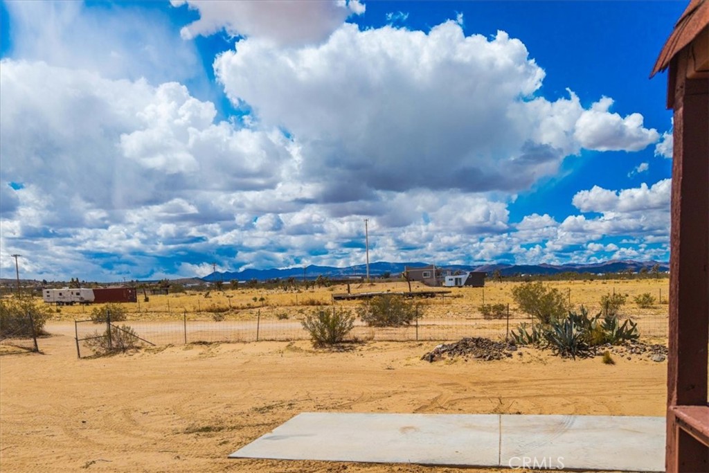 https://media.crmls.org/medias/42d74d0d-5bac-4935-a03c-3f337586e5da.jpg?preset=X-Large