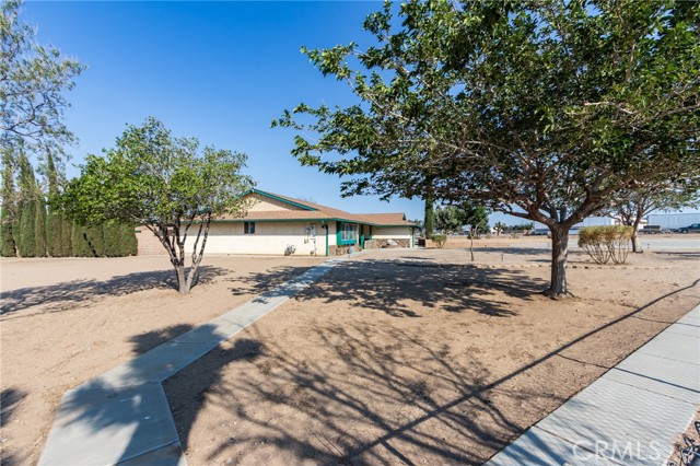 10731 Anaconda Avenue, Oak Hills CA: https://media.crmls.org/medias/42d7b798-85fb-4039-9aa4-da83f86533b2.jpg