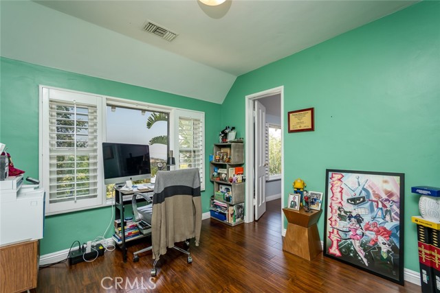 1967 Hilldale Drive, La Canada Flintridge CA: https://media.crmls.org/medias/42d995bb-651a-4124-8f81-3ac4e05a9602.jpg