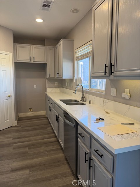 Detail Gallery Image 4 of 10 For 16146 Winona St, Victorville,  CA 92395 - 4 Beds | 2 Baths