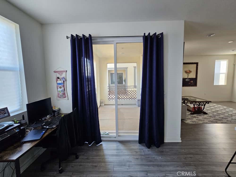 https://media.crmls.org/medias/42dd7f16-188c-4815-887e-a0b82b8e6ab5.jpg?preset=X-Large