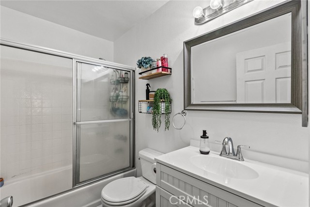 Detail Gallery Image 16 of 21 For 7045 Woodley Ave #110,  Van Nuys,  CA 91406 - 2 Beds | 2 Baths