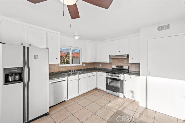 Detail Gallery Image 6 of 12 For 230 Avenida Victoria #B,  San Clemente,  CA 92672 - 2 Beds | 1 Baths