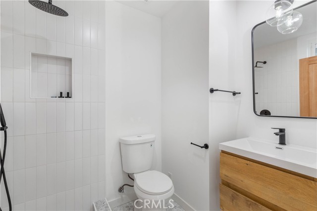 Detail Gallery Image 13 of 43 For 4810 Inglewood Bld, Culver City,  CA 90230 - 4 Beds | 4/1 Baths