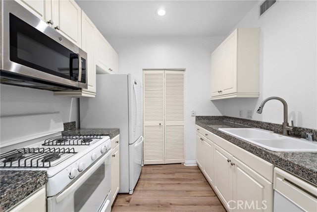 Detail Gallery Image 4 of 22 For 3131 Watermarke Pl, Irvine,  CA 92612 - 1 Beds | 1 Baths