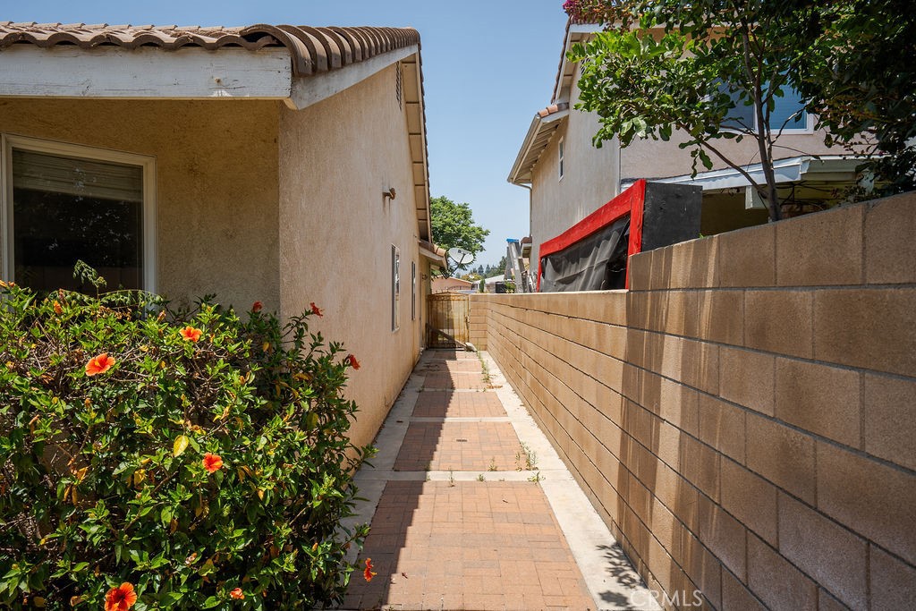 https://media.crmls.org/medias/42e269d7-276e-46be-8126-018d567071b7.jpg?preset=X-Large