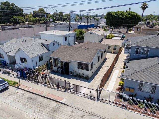 1142 E Century Boulevard, Los Angeles CA: https://media.crmls.org/medias/42e45e90-4ef8-49c7-9177-9a0e01a20661.jpg