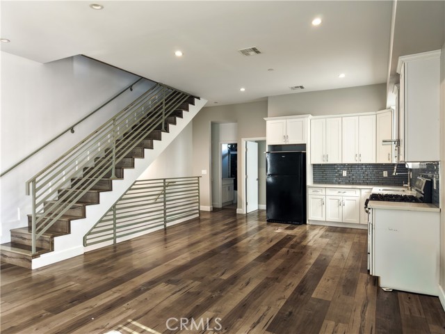 Detail Gallery Image 3 of 7 For 5743 Fulcher, North Hollywood,  CA 91601 - 4 Beds | 4 Baths