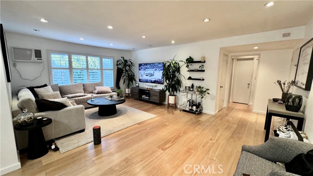 Detail Gallery Image 1 of 34 For 645 Westmount Dr #211,  West Hollywood,  CA 90069 - 1 Beds | 1 Baths