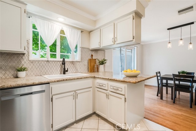 Detail Gallery Image 8 of 27 For 10220 Zelzah Ave #3,  Northridge,  CA 91325 - 2 Beds | 2/1 Baths