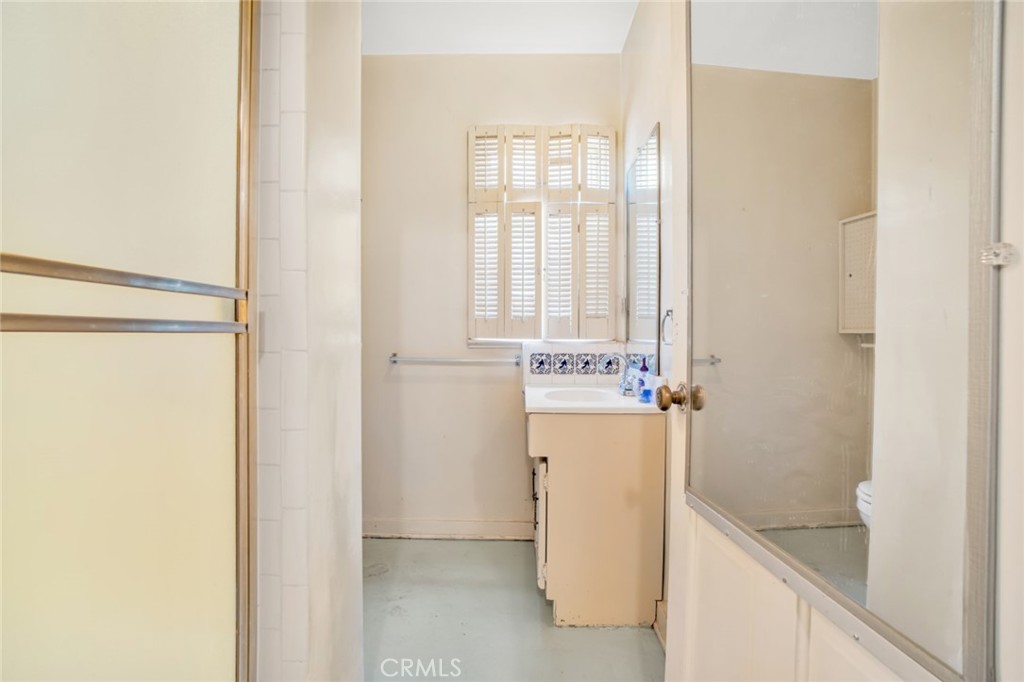 https://media.crmls.org/medias/42eb8162-a575-4533-ac5a-a5acaff12ff5.jpg?preset=X-Large