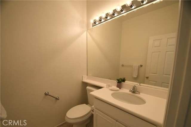 Detail Gallery Image 9 of 14 For 1064 Apple Blossom Ln, Corona,  CA 92881 - 4 Beds | 2/1 Baths