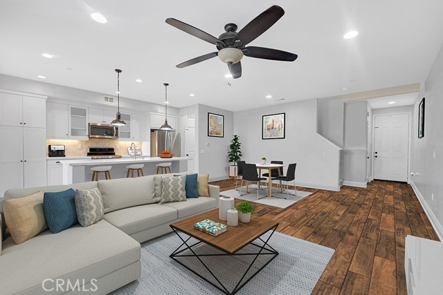 22104 Barrington Way, Saugus CA: https://media.crmls.org/medias/42eef9f7-a2f9-4e9e-8d56-8c6c6756c1ab.jpg