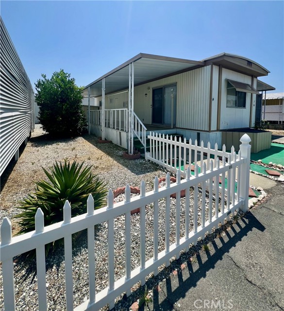 880 N Lake Street, Hemet CA: https://media.crmls.org/medias/42ef7676-5f6b-41a8-ab98-d989f4ecfadc.jpg