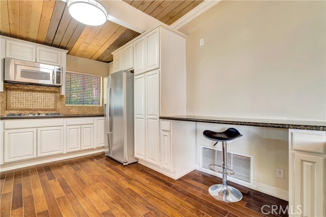 Detail Gallery Image 13 of 29 For 5102 Medina Rd, Woodland Hills,  CA 91364 - 2 Beds | 2 Baths