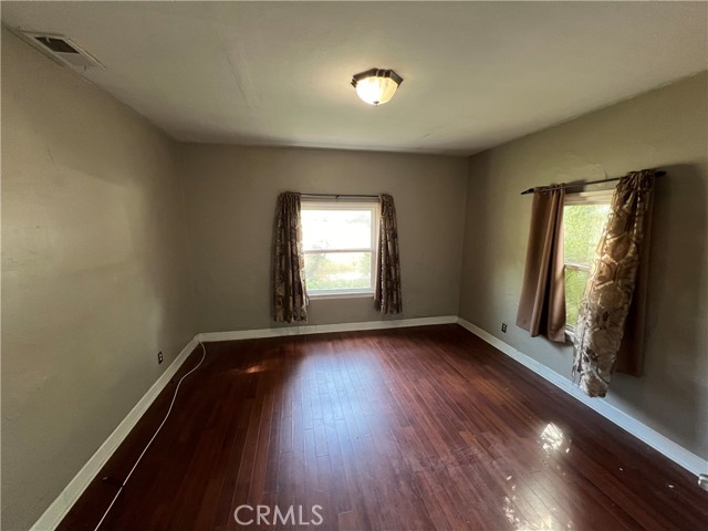 Detail Gallery Image 7 of 14 For 4073 Cedar St, Riverside,  CA 92501 - 4 Beds | 2/1 Baths