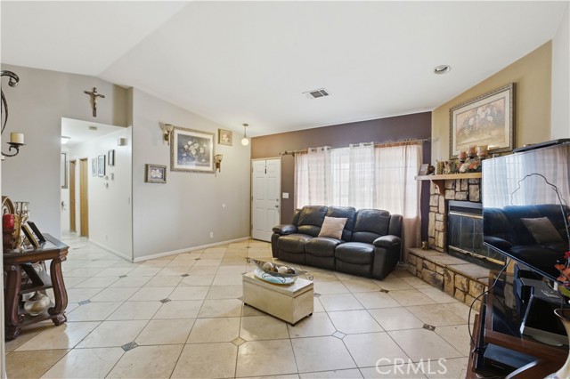 Detail Gallery Image 5 of 54 For 15572 Riverside St, Hesperia,  CA 92345 - 3 Beds | 2 Baths