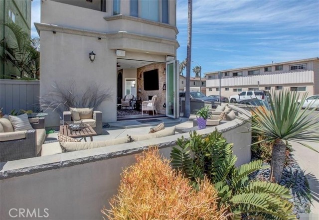 Detail Gallery Image 14 of 16 For 123 10th St, Huntington Beach,  CA 92648 - 3 Beds | 2/1 Baths