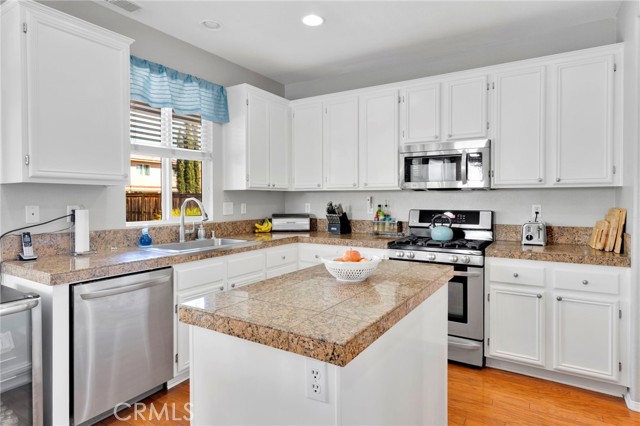 Detail Gallery Image 15 of 55 For 13798 Misty, Victorville,  CA 92392 - 5 Beds | 4 Baths