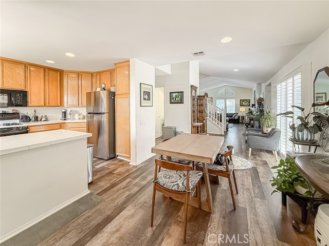 2037 Freesia Avenue, Simi Valley CA: https://media.crmls.org/medias/42fc943b-758c-4bef-8324-ded5b70680a7.jpg