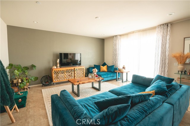 Detail Gallery Image 3 of 15 For 1968 Nogales Ave, Perris,  CA 92571 - 5 Beds | 4 Baths