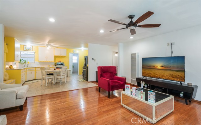 Detail Gallery Image 3 of 23 For 352 E 49th, Long Beach,  CA 90805 - 3 Beds | 2 Baths