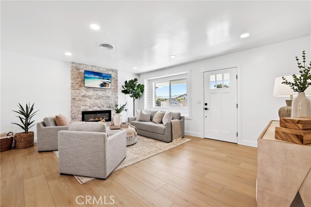 Detail Gallery Image 6 of 33 For 15801 Carrie Ln, Huntington Beach,  CA 92647 - 3 Beds | 2 Baths