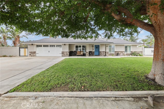 8963 Bold Ruler Lane, Jurupa Valley CA: https://media.crmls.org/medias/4300d9aa-2a75-41b4-969d-759b49fcb9d6.jpg