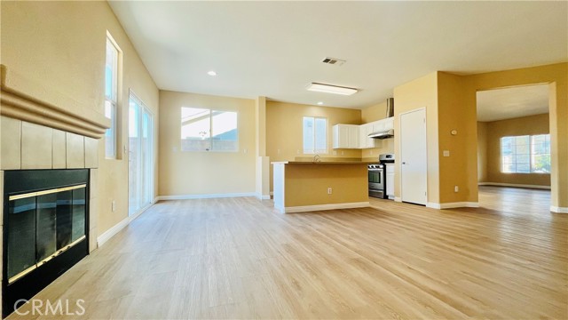 Detail Gallery Image 4 of 16 For 14006 Dahlia Dr, Victorville,  CA 92392 - 4 Beds | 2 Baths