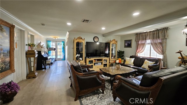 Detail Gallery Image 8 of 44 For 17912 Gridley Rd, Artesia,  CA 90701 - 4 Beds | 3 Baths