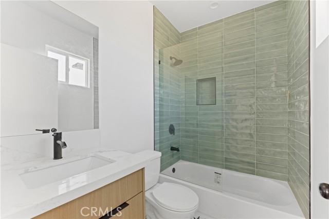 Detail Gallery Image 11 of 12 For 4511 Rosewood Ave #1/2,  Los Angeles,  CA 90004 - 4 Beds | 4/1 Baths