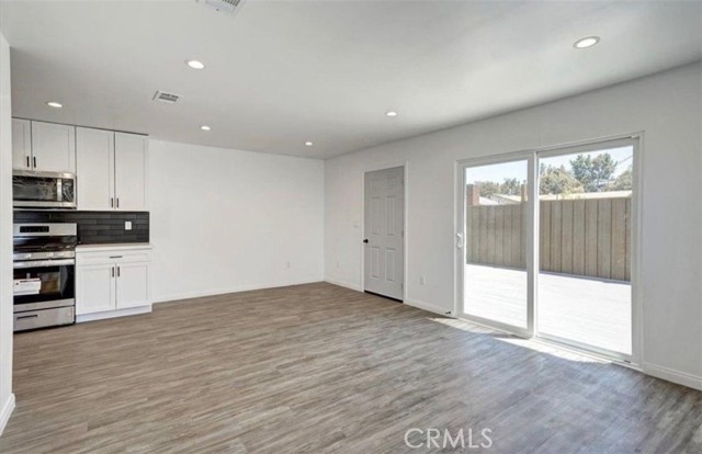 Detail Gallery Image 2 of 8 For 6219 Glide Ave, Woodland Hills,  CA 91367 - 2 Beds | 1 Baths