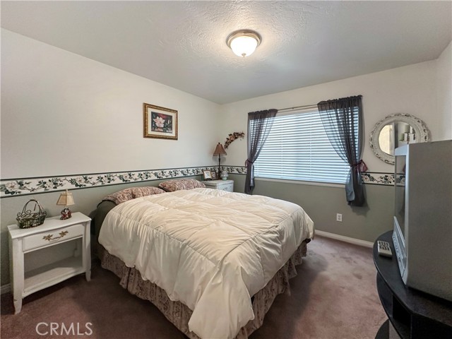 9928 Desmond Drive, Oak Hills CA: https://media.crmls.org/medias/4310cc24-f90d-43c7-b4f3-cc57b562c5b2.jpg