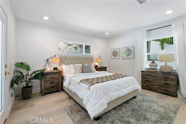 Detail Gallery Image 29 of 51 For 3900 Benedict Canyon Dr, Sherman Oaks,  CA 91423 - 3 Beds | 4 Baths