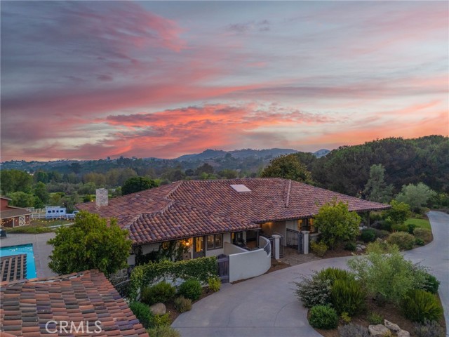 4 Golden Meadow Lane, Fallbrook CA: https://media.crmls.org/medias/4314cad8-6d6e-43f5-8020-0287adb0ac13.jpg