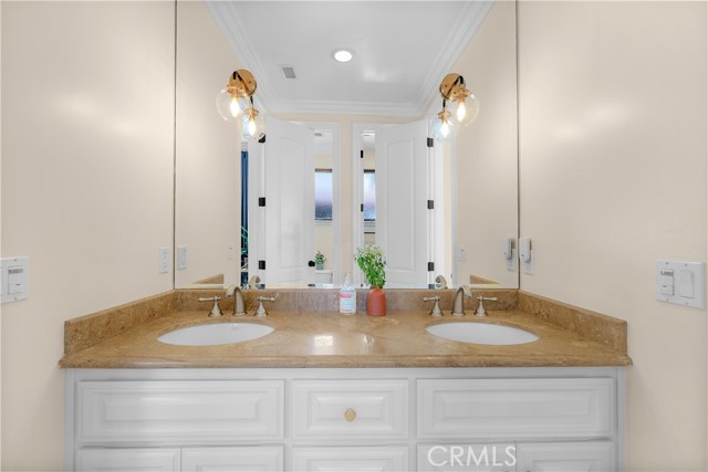 2504 Pine Avenue, Manhattan Beach, California 90266, 5 Bedrooms Bedrooms, ,4 BathroomsBathrooms,Residential,Sold,Pine,SB21208288