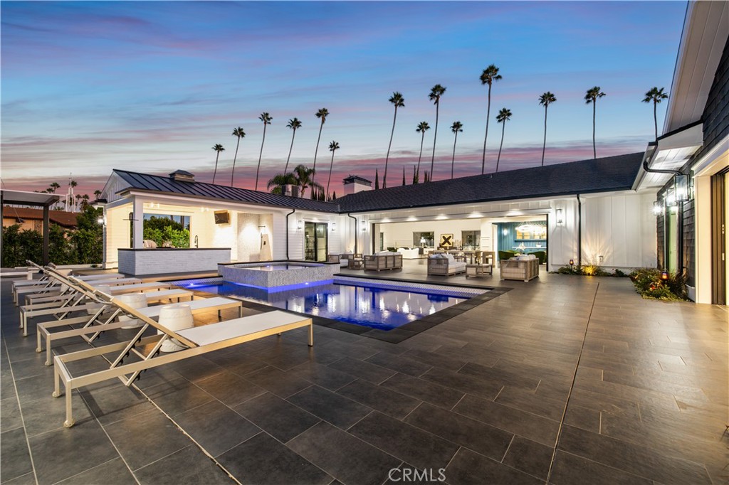 211 W Las Palmas Dr