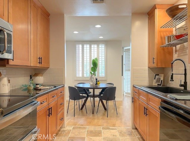 Detail Gallery Image 9 of 30 For 100 S Doheny Dr #409,  Los Angeles,  CA 90048 - 1 Beds | 1/1 Baths