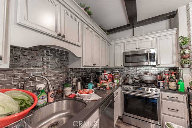 Detail Gallery Image 34 of 55 For 5237 Topanga Canyon Bld, Woodland Hills,  CA 91364 - 7 Beds | 4/2 Baths