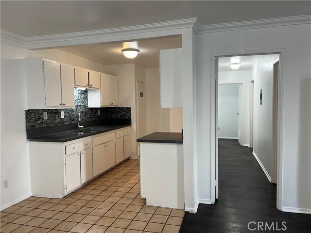 9122 S Hoover Street, Los Angeles CA: https://media.crmls.org/medias/431e52d7-67fc-4ca9-9118-8df3d81ec6f6.jpg