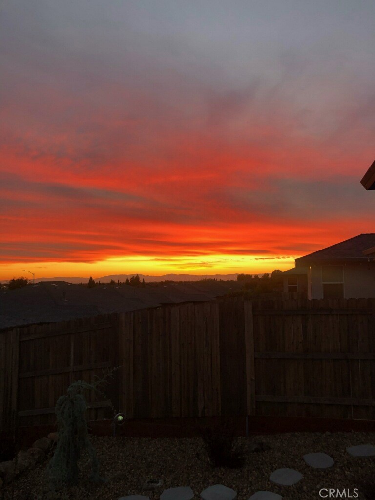 https://media.crmls.org/medias/431f77b2-1ccd-43f4-8320-b0792e5c42c1.jpg?preset=X-Large