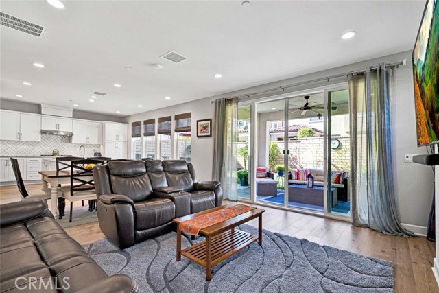 Detail Gallery Image 10 of 59 For 1270 E Providence Loop, Placentia,  CA 92870 - 4 Beds | 4/1 Baths