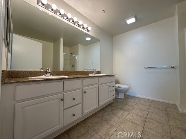Detail Gallery Image 13 of 19 For 7551 Jordan #405,  Canoga Park,  CA 91303 - 3 Beds | 3 Baths