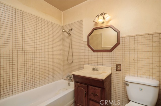 632 E 87th, Los Angeles CA: https://media.crmls.org/medias/43219dd1-c1bc-4ef5-8b47-9afaf396652a.jpg