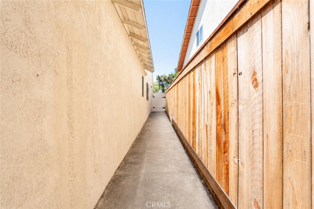 https://media.crmls.org/medias/43249b00-1cd5-4179-bf2d-42b1f1972cc1.jpg?preset=X-Large
