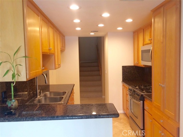Detail Gallery Image 1 of 22 For 5800 Owensmouth Ave #26,  Woodland Hills,  CA 91367 - 3 Beds | 2 Baths