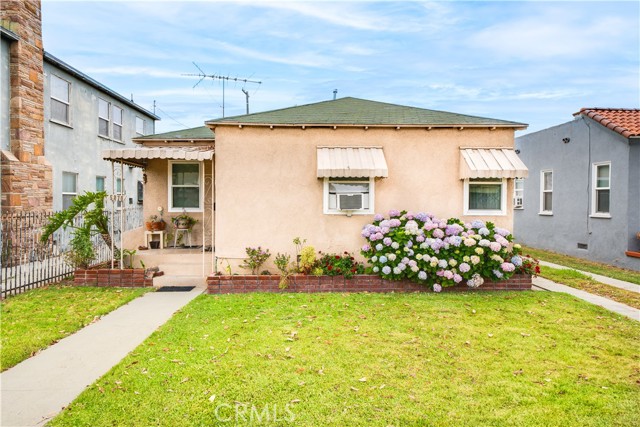 5870 Lemon Avenue, Long Beach CA: https://media.crmls.org/medias/4327e63f-fd2d-4612-8cd3-11c57a43150a.jpg