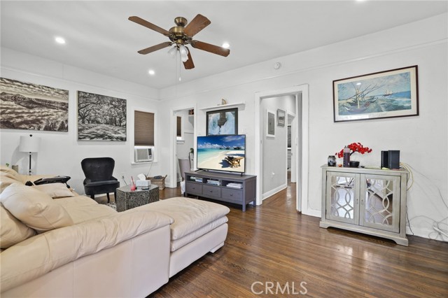 932 Coronado Avenue, Long Beach CA: https://media.crmls.org/medias/432c488c-99bc-4732-b0f0-8a9e140c569b.jpg