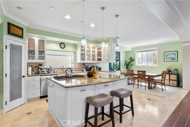 Detail Gallery Image 4 of 33 For 217 S Irena Ave #B,  Redondo Beach,  CA 90277 - 4 Beds | 2/1 Baths